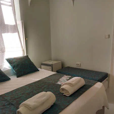 לינה וארוחת בוקר Eolos House Cunda 3*