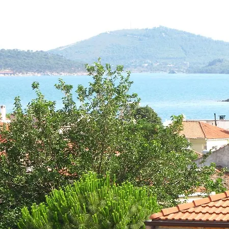 לינה וארוחת בוקר Eolos House Cunda 3*